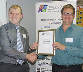 Gary Friend (right) thanks Lloyd Townsend after the presentation.